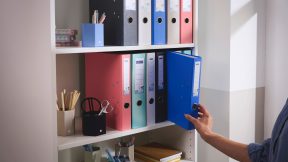 Briefordner; ca. 8 cm breit