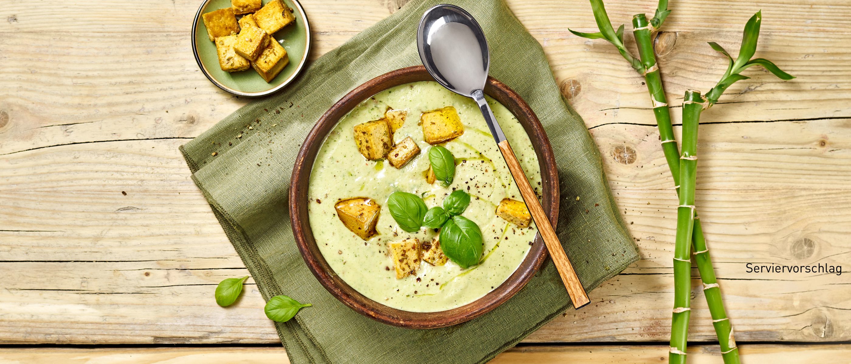 Zucchini-Basilikum-Suppe mit Tofu-Feta-Topping – Rezepte von ALDI Nord
