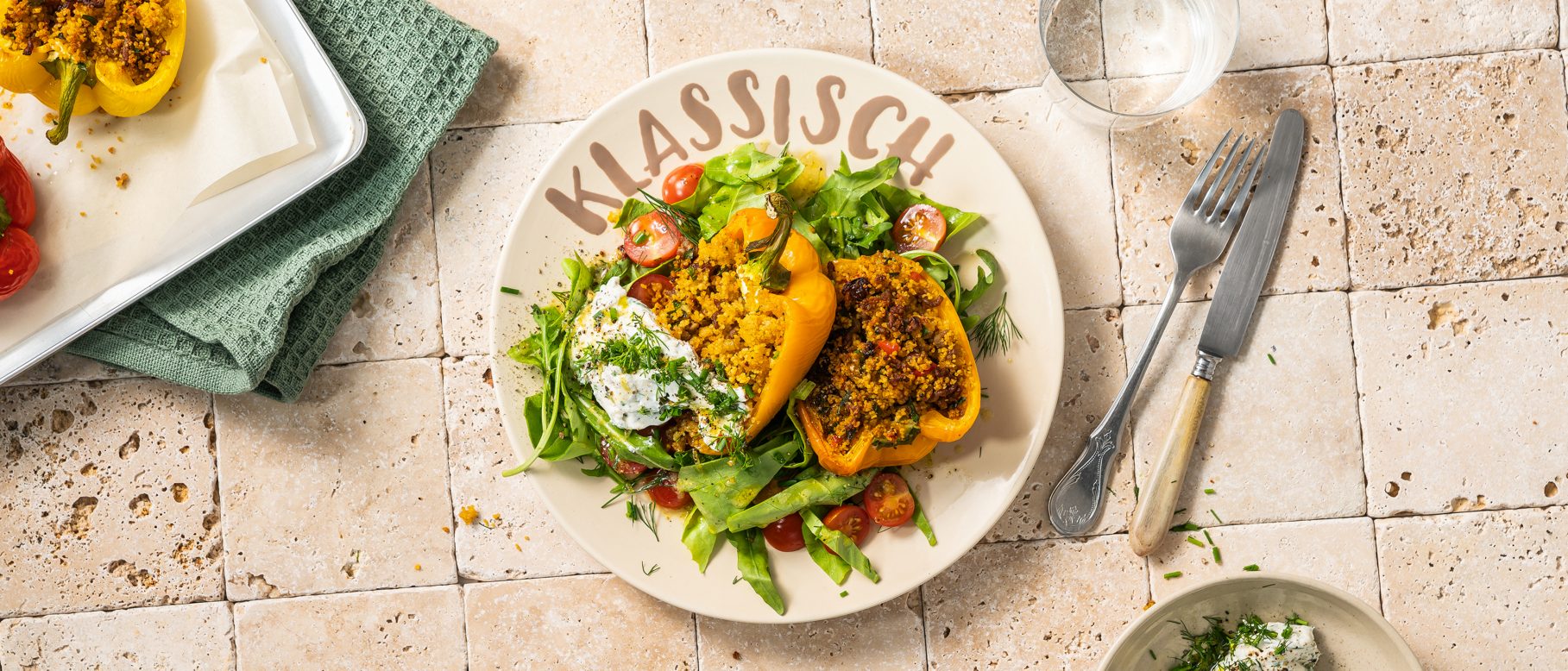 Paprika mit CouscousHackFüllung und Salat (klassisch) Rezepte von