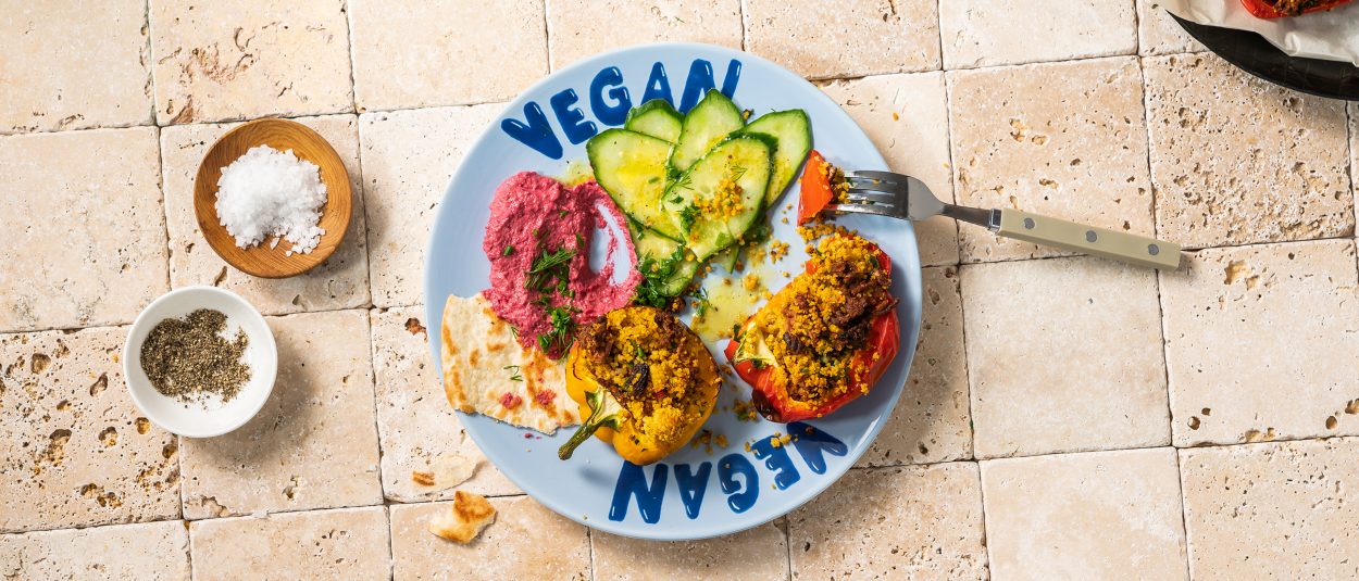 Paprika mit veganer CouscousHackFüllung und Salat (vegan) Rezepte