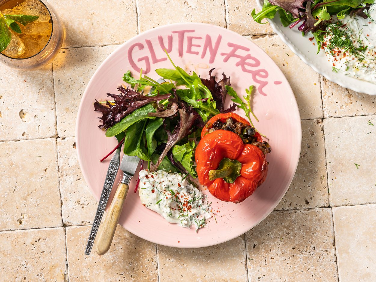 Paprika mit CouscousHackFüllung und Salat (klassisch) Rezepte von