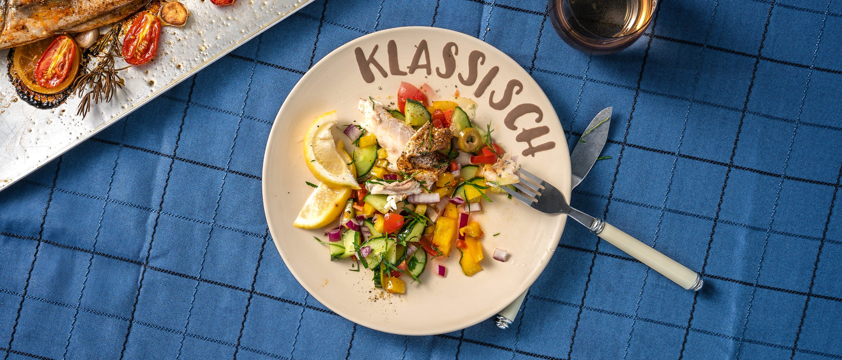 Bauernsalat mit mediterranem Wolfsbarsch aus dem Ofen (klassisch ... Bauernsalat mit mediterranem Wolfsbarsch aus dem Ofen (klassisch ...