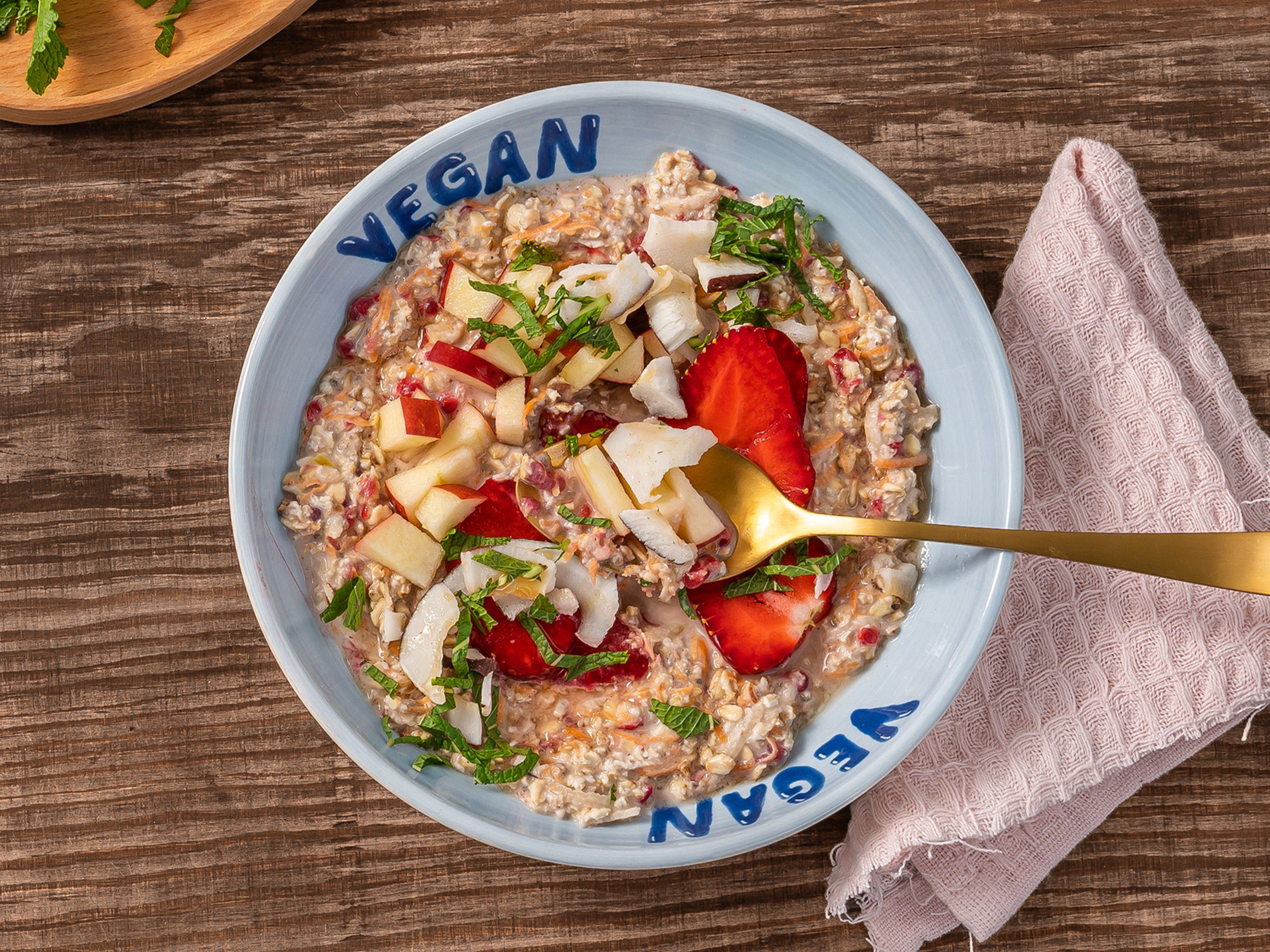 Overnight Oats mit Nüssen, Trauben, Pflaume und Banane (klassisch ... Overnight Oats mit Nüssen, Trauben, Pflaume und Banane (klassisch ...