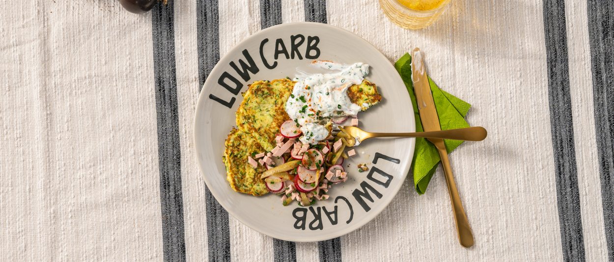 Zucchinipuffer mit Radieschen-Wurst-Salat und Kräuterdip (Low Carb ... Zucchinipuffer mit Radieschen-Wurst-Salat und Kräuterdip (Low Carb ...