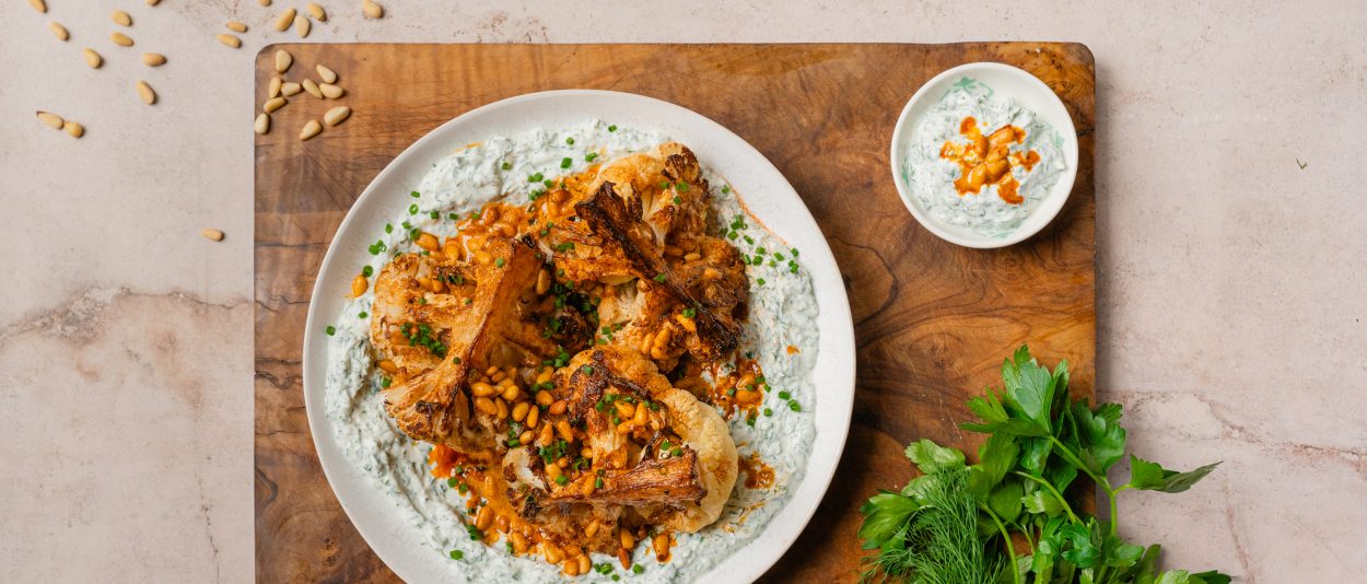 Gebackener Blumenkohl mit Kräuter-Skyr und Paprikabutter – Rezepte von ... Gebackener Blumenkohl mit Kräuter-Skyr und Paprikabutter – Rezepte von ...