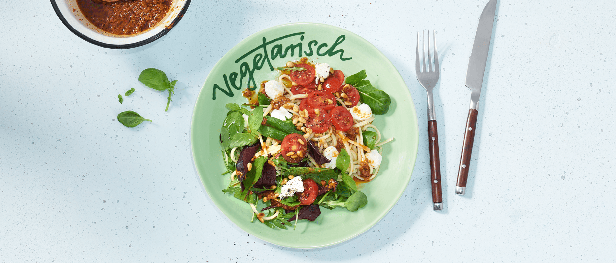 SattmacherSalat PastaCapreseSalat mit rotem Pesto (vegetarisch