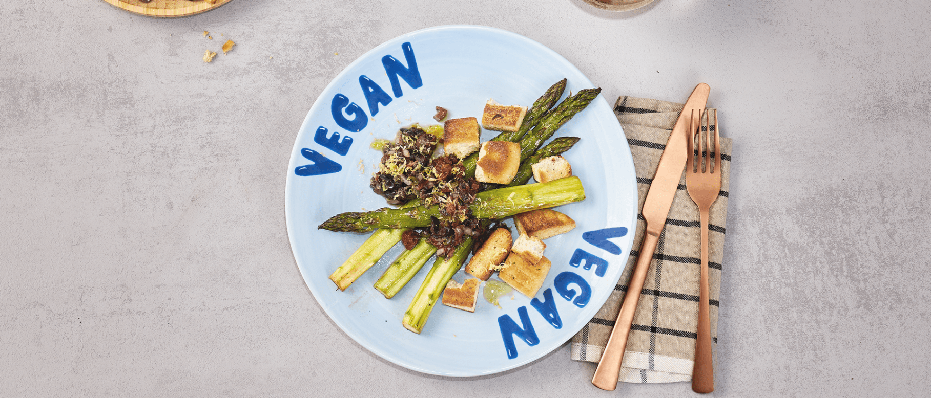 Grüner Ofenspargel mit Oliventapenade und Knoblauchcroutons - Rezepte ... Grüner Ofenspargel mit Oliventapenade und Knoblauchcroutons - Rezepte ...