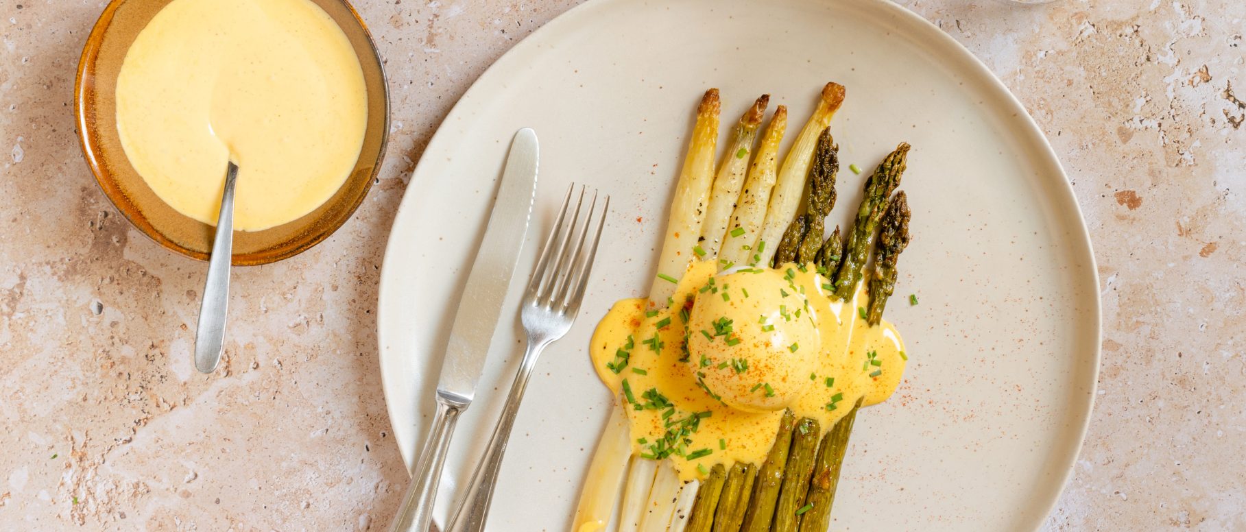 Gebackener Spargel mit scharfer Sauce Hollandaise und Ei Rezept bei
