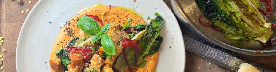 Gerösteter Romanasalat mit Muhammara und Parmesan-Croutons